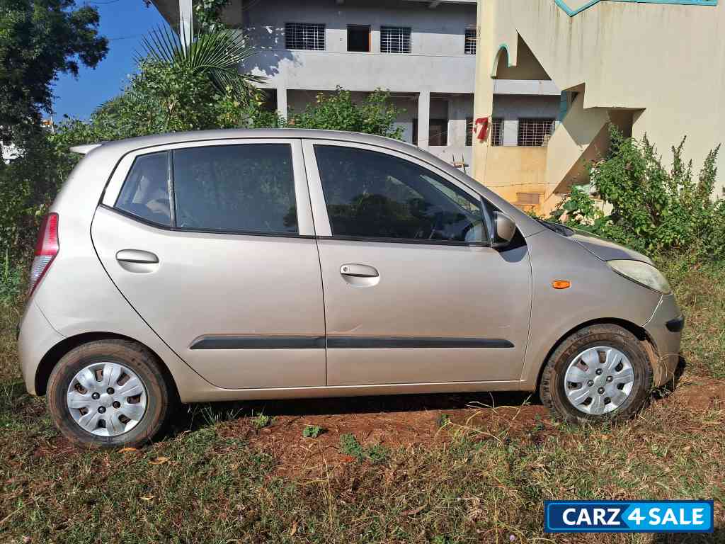Golden Hyundai i10
