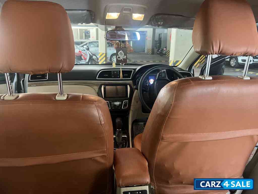 Silver Maruti Suzuki Ciaz Zeta AT 1.5 L Silver Maruti Suzuki Ciaz Zeta AT 1.5 L