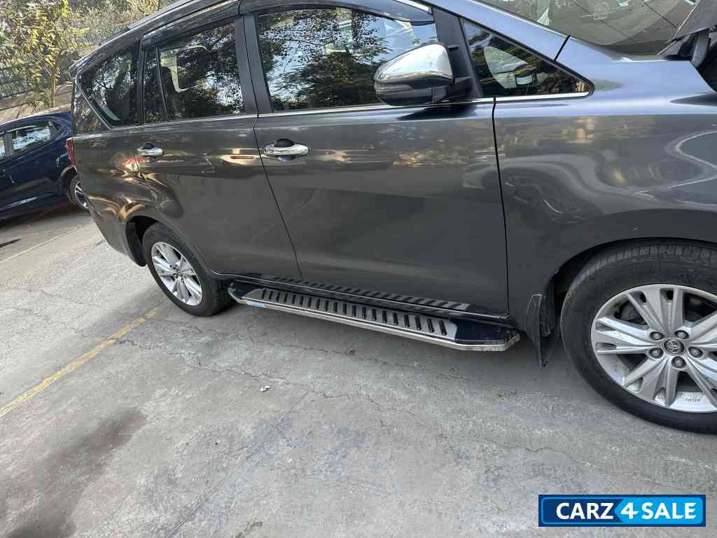 Grey Toyota Innova 2.8 z auto