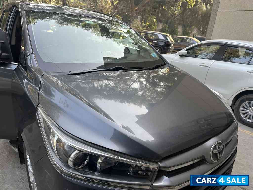 Grey Toyota Innova 2.8 z auto