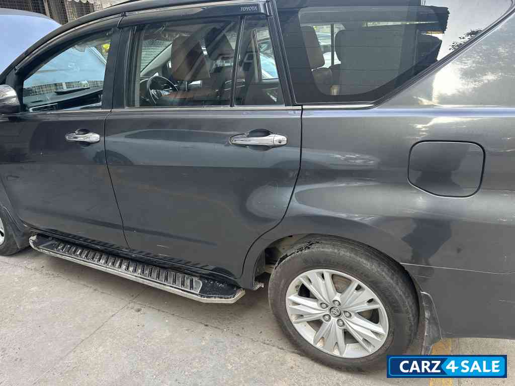 Grey Toyota Innova 2.8 z auto
