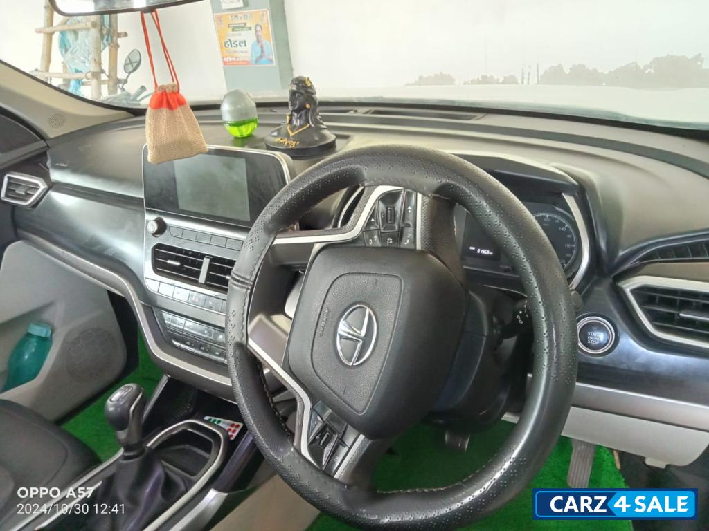 White Tata Safari Xt plus 2.0