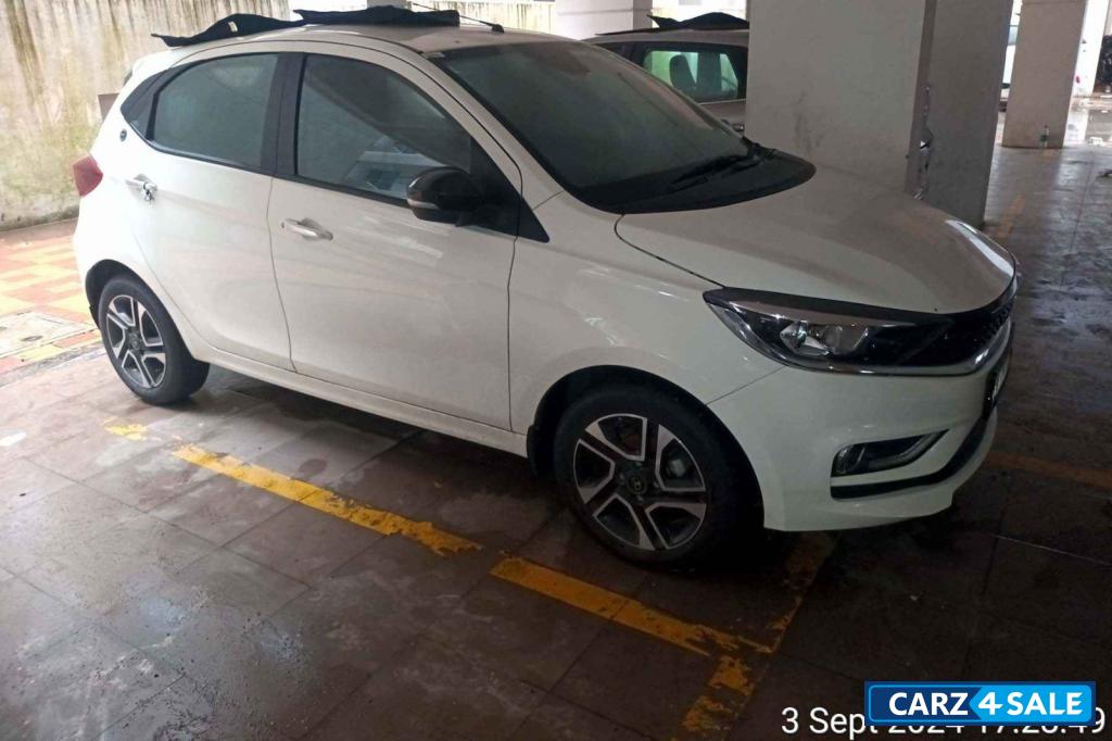 White Tata Tiago Xz+