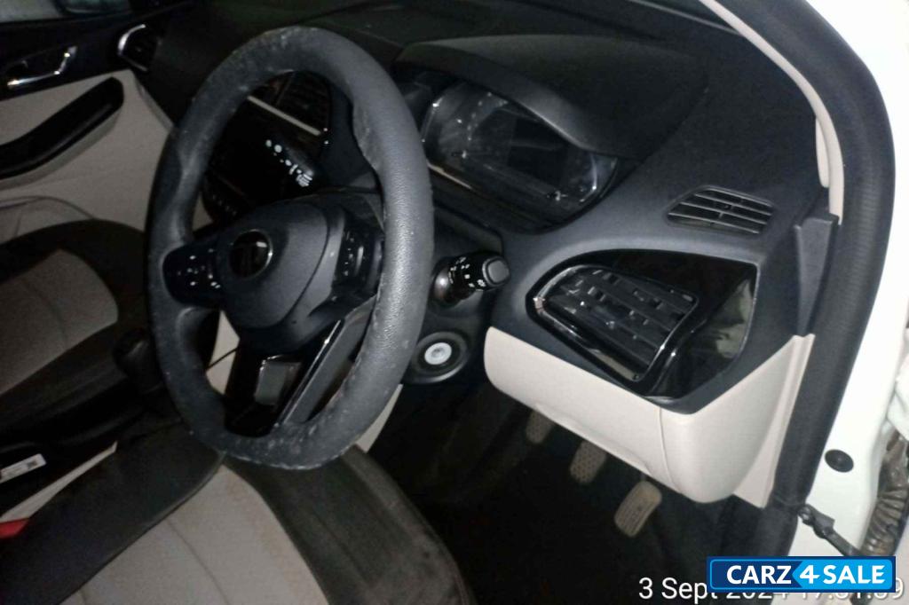 White Tata Tiago Xz+