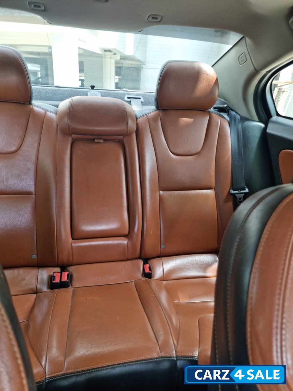 Black Volvo S60 CORSSCOUNTRY