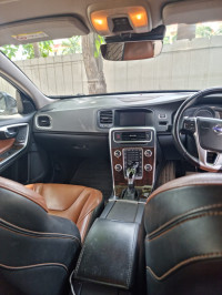 Black Volvo S60 CORSSCOUNTRY