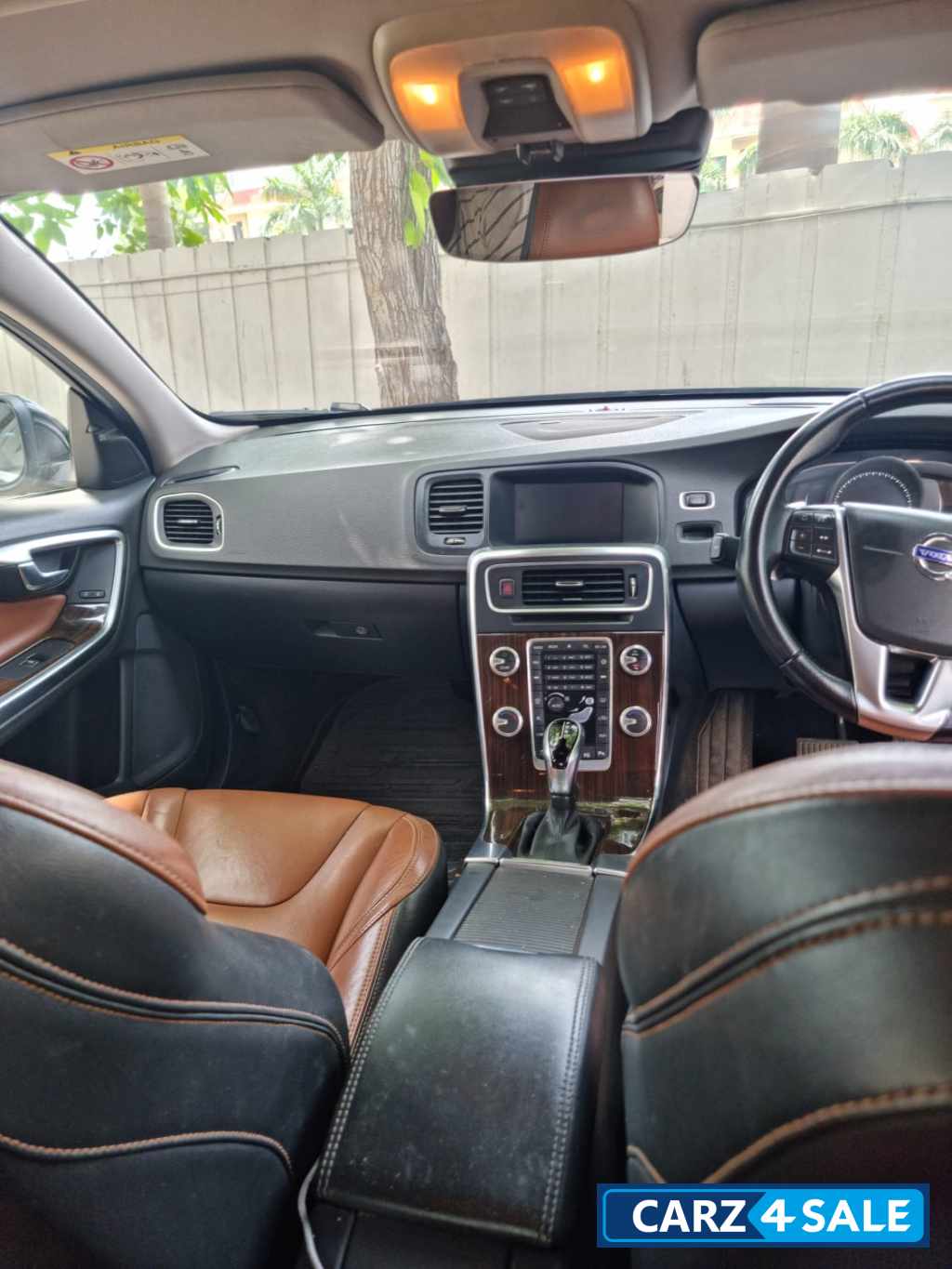 Black Volvo S60 CORSSCOUNTRY