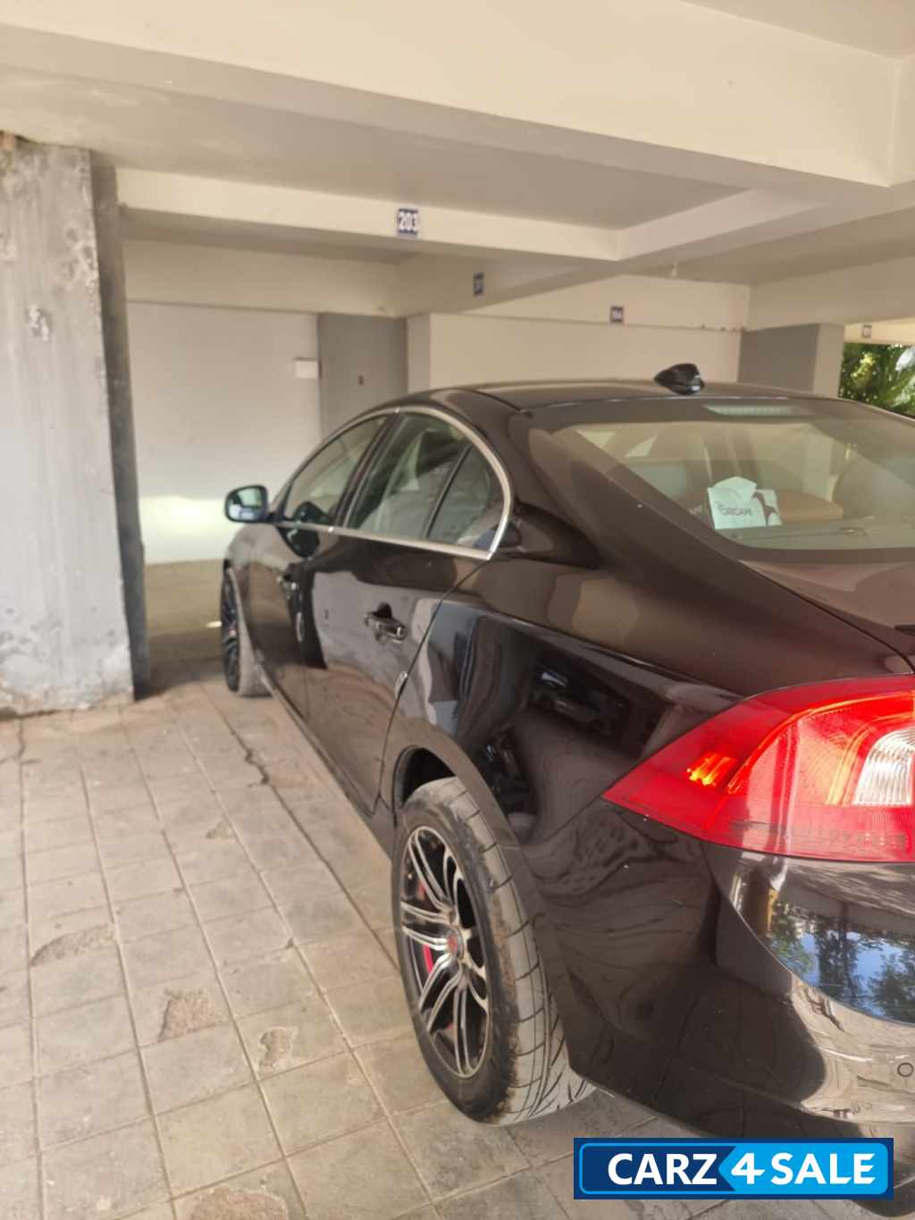 Black Volvo S60 CORSSCOUNTRY