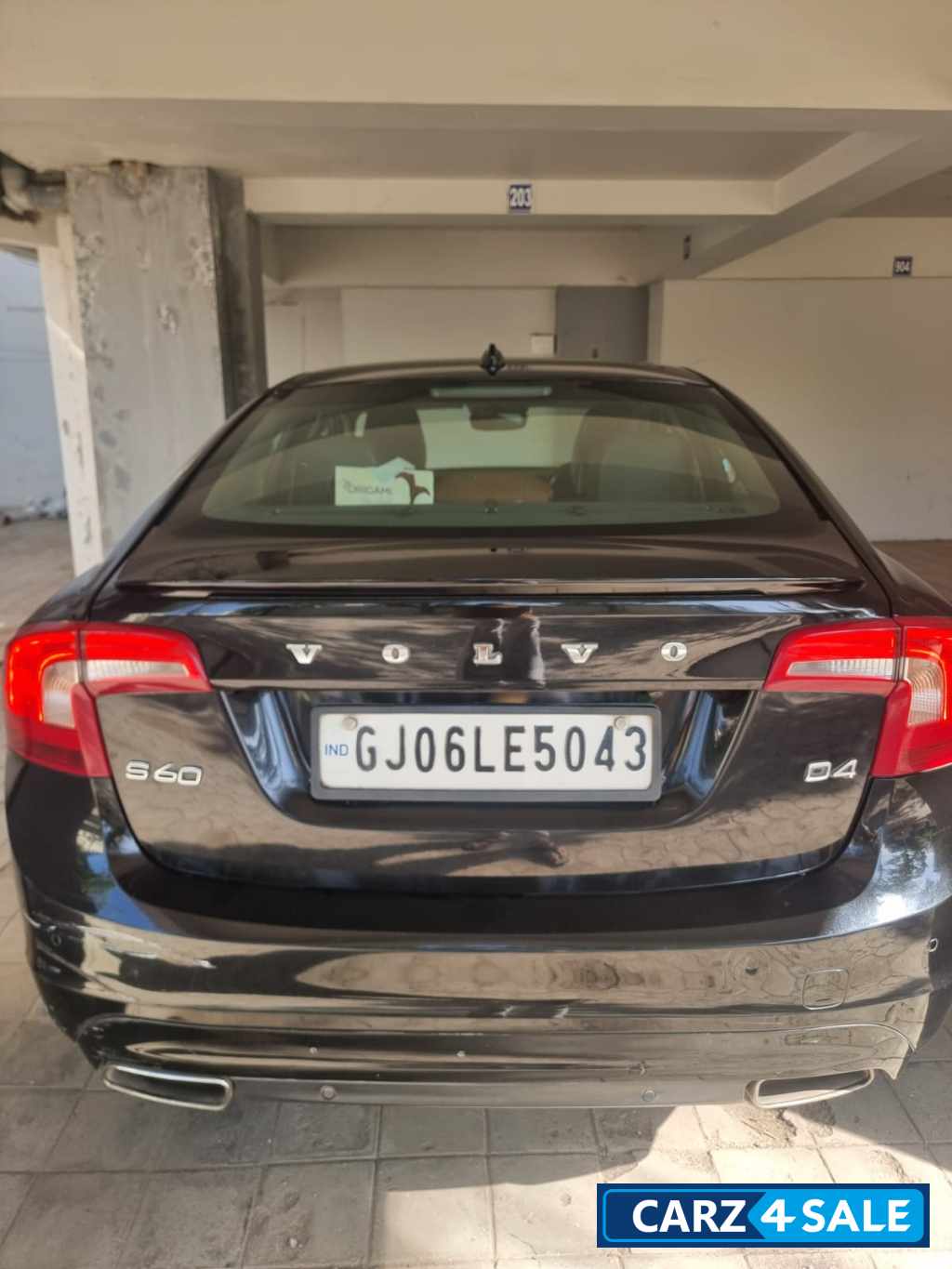 Black Volvo S60 CORSSCOUNTRY