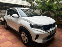 White Kia Sonet Htk
