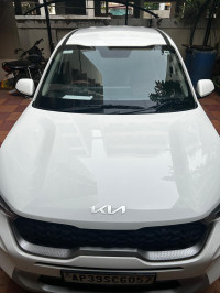 White Kia Sonet Htk