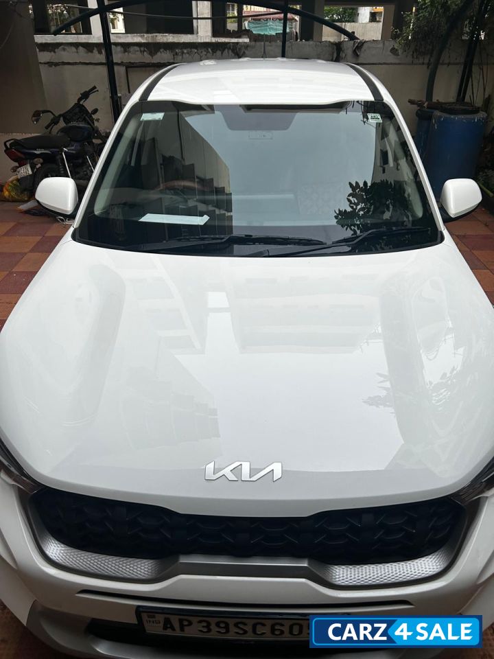 White Kia Sonet Htk