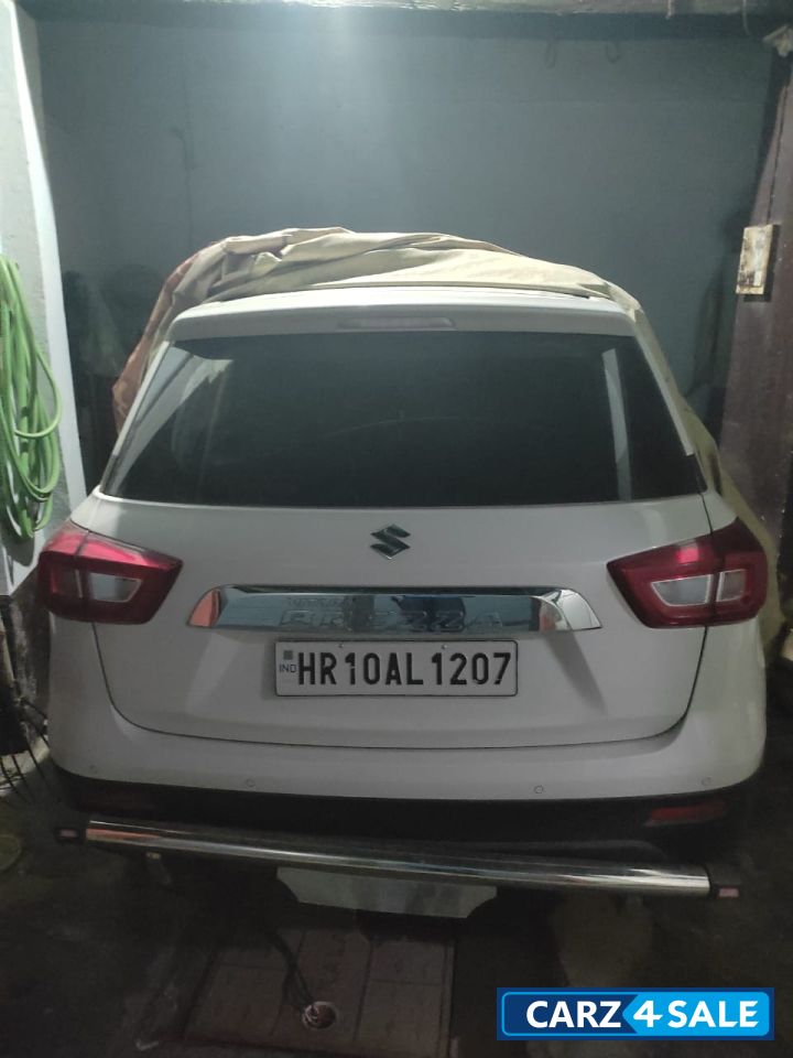 White Maruti Suzuki Vitara Brezza LXI
