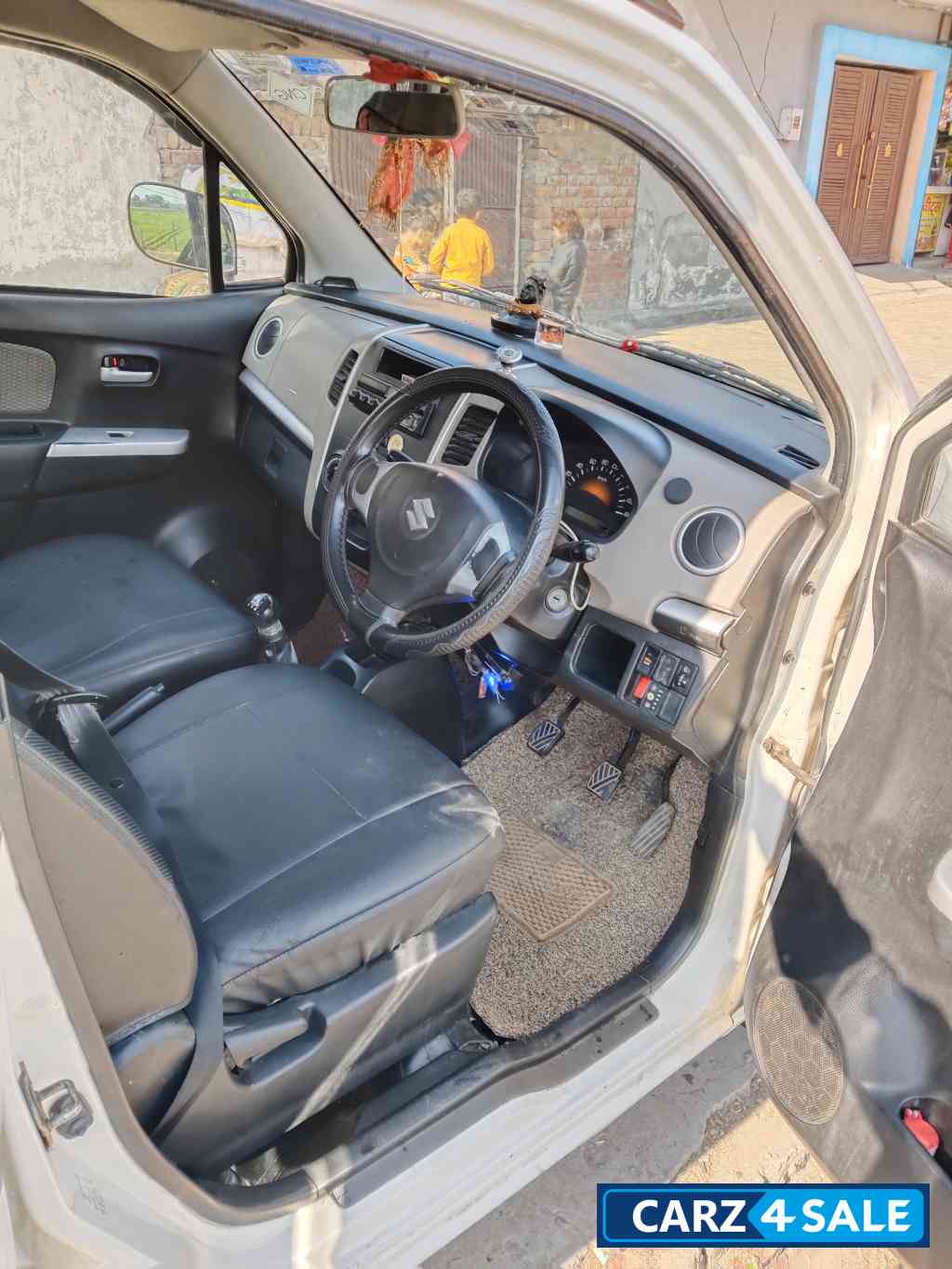 White Maruti Suzuki Wagon R
