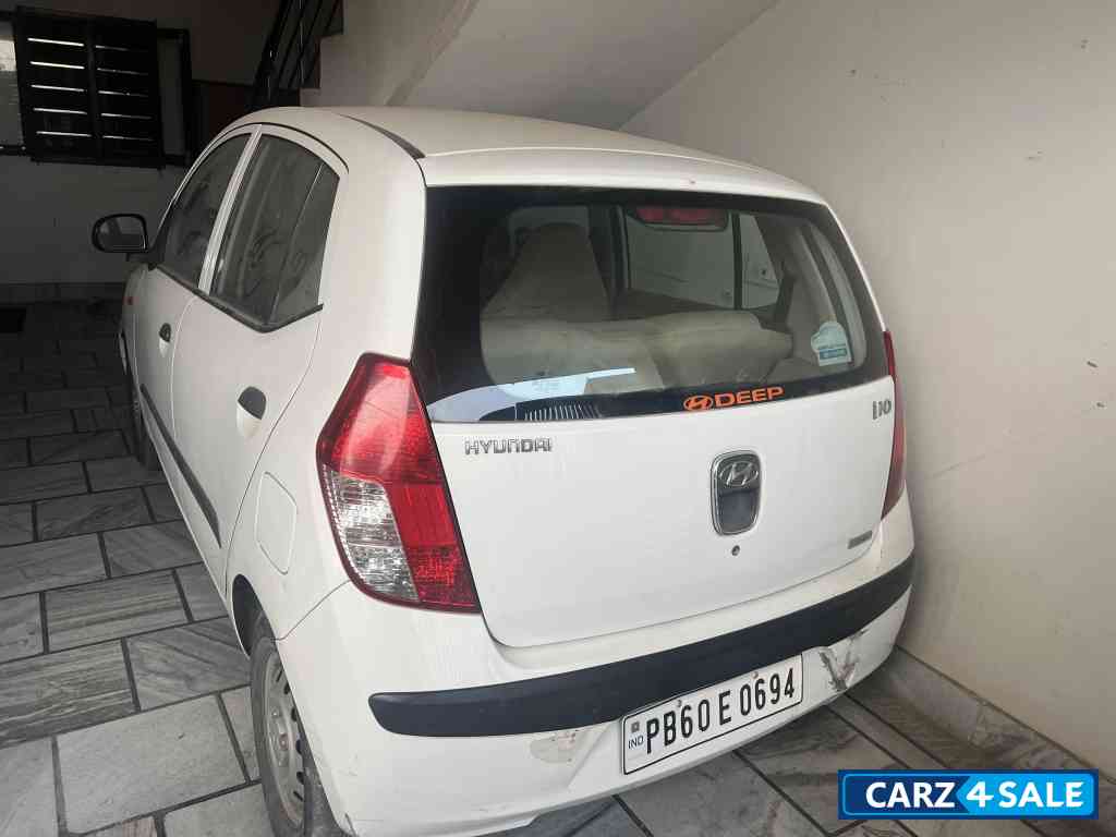 White Hyundai i10 Era
