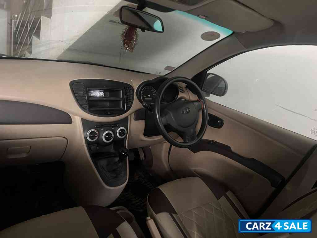 White Hyundai i10 Era