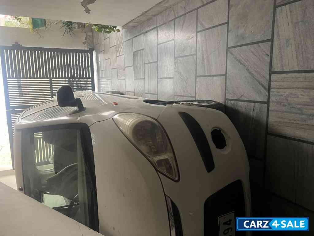 White Hyundai i10 Era