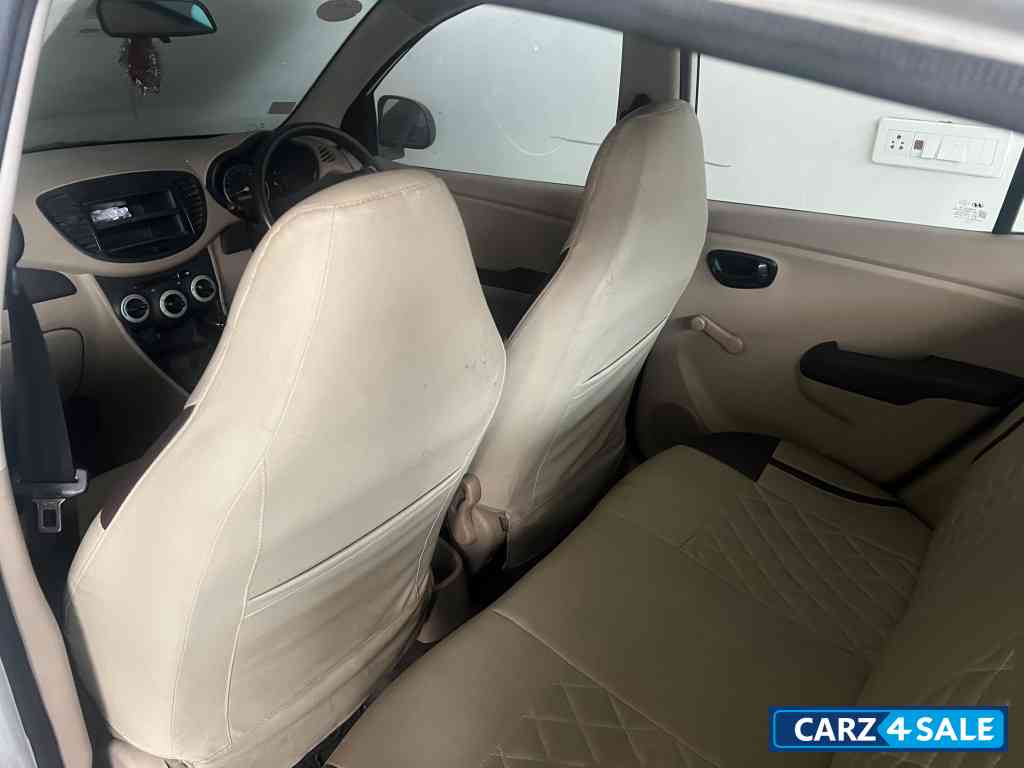 White Hyundai i10 Era