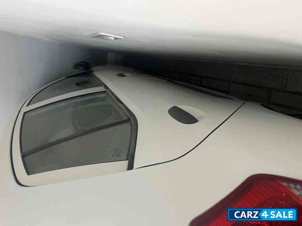 White Hyundai i10 Era