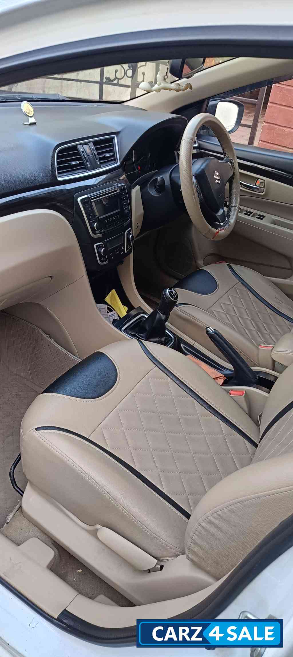 White Maruti Suzuki Ciaz