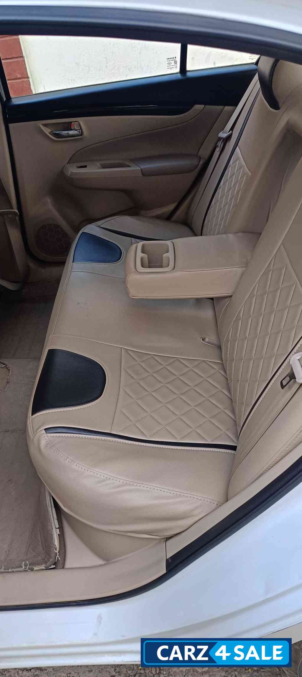 White Maruti Suzuki Ciaz