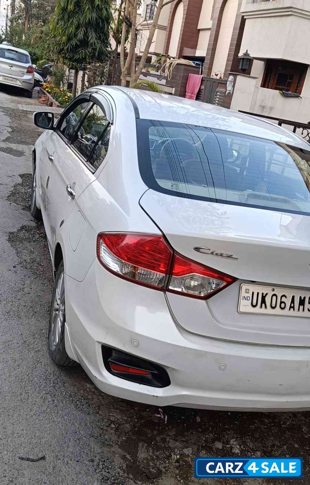White Maruti Suzuki Ciaz