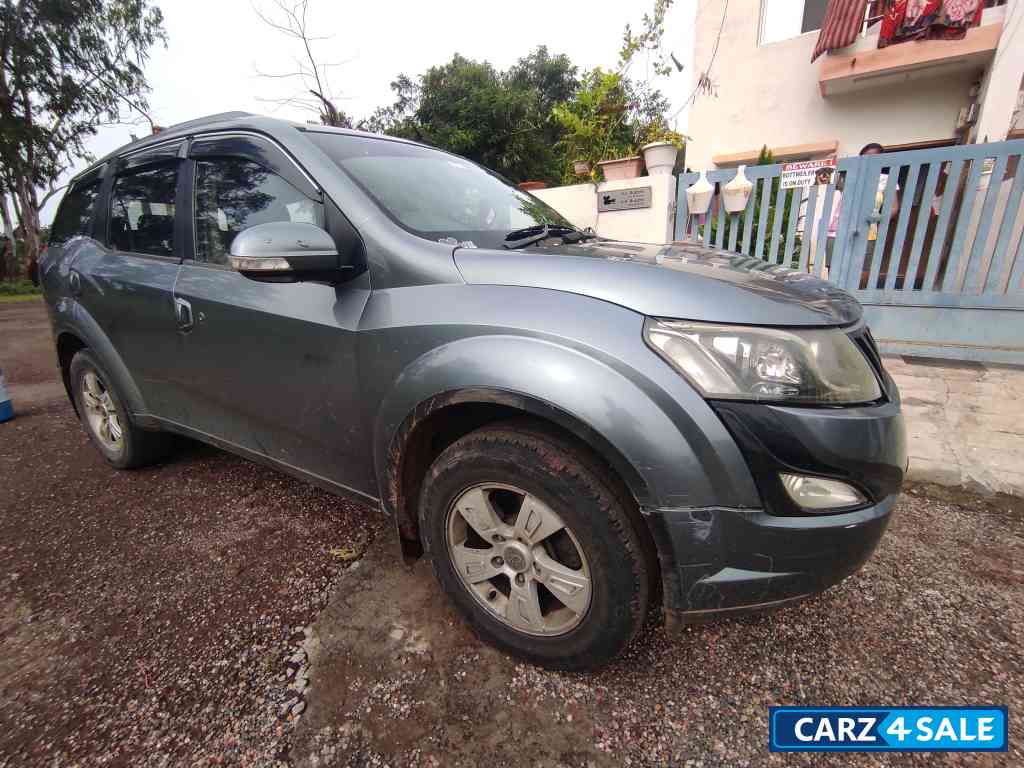 Silver Mahindra XUV 500 W6
