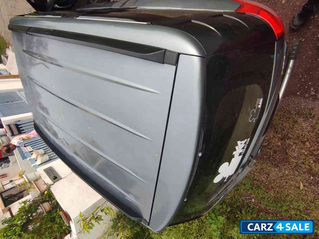 Silver Mahindra XUV 500 W6