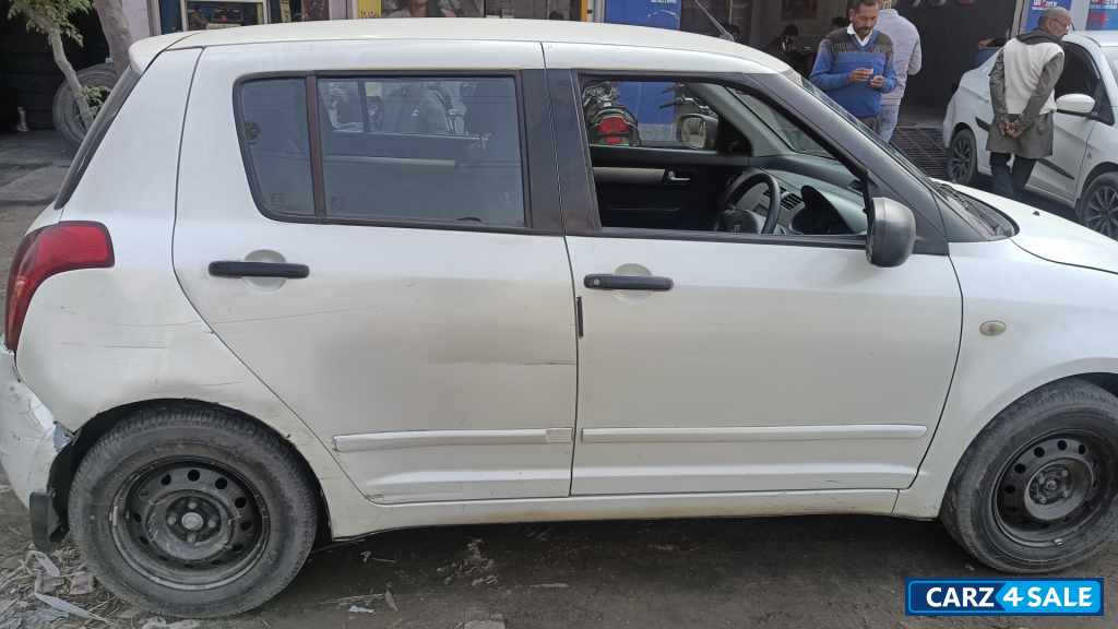 White Maruti Suzuki Swift Vxi