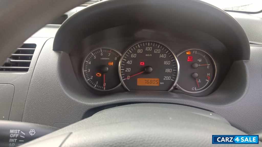 White Maruti Suzuki Swift Vxi