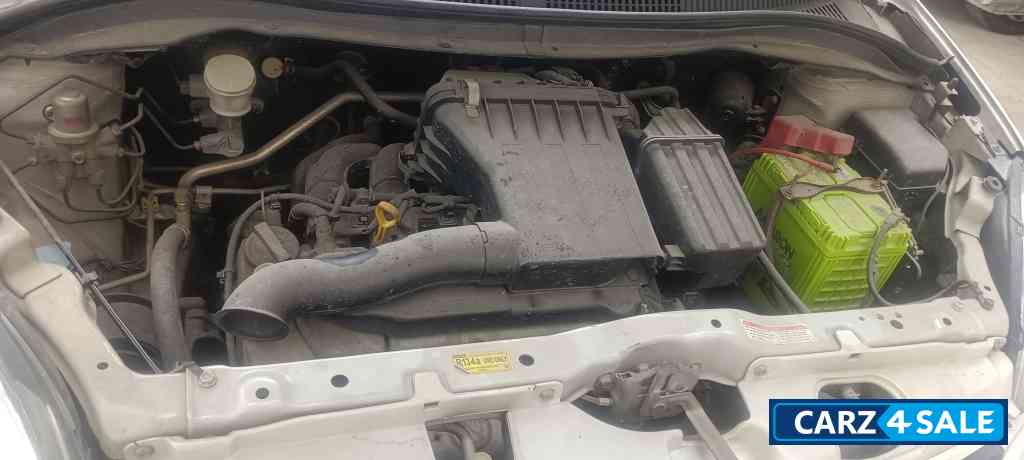 White Maruti Suzuki Swift Vxi