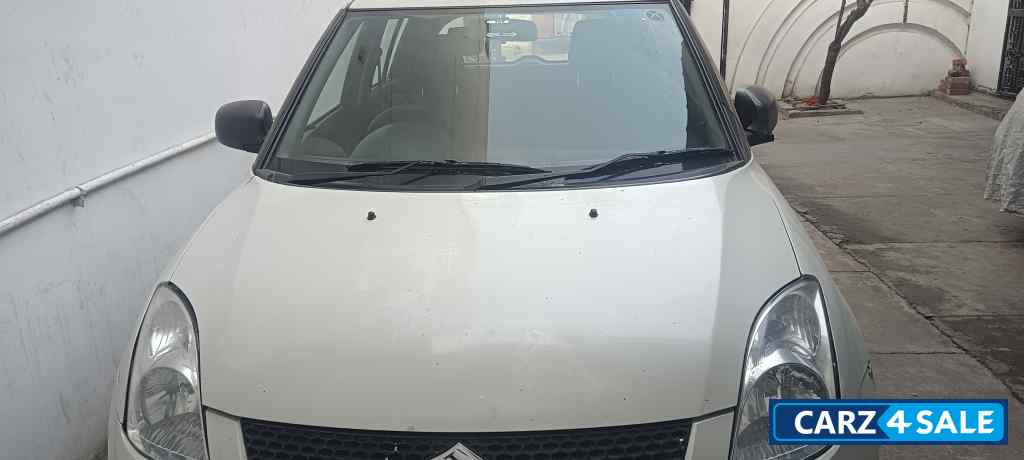White Maruti Suzuki Swift Vxi