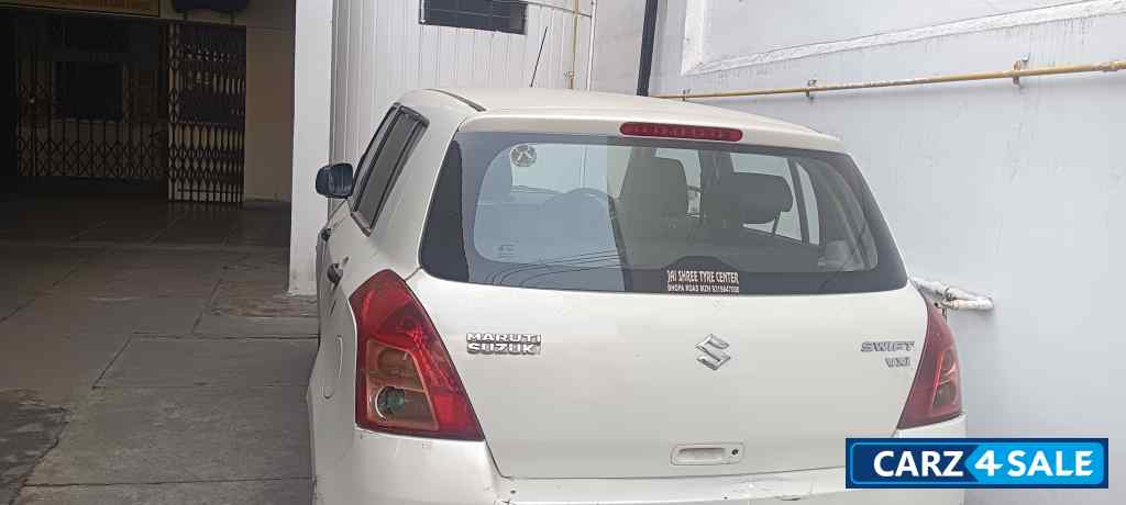 White Maruti Suzuki Swift Vxi