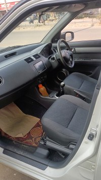 White Maruti Suzuki Swift Vxi