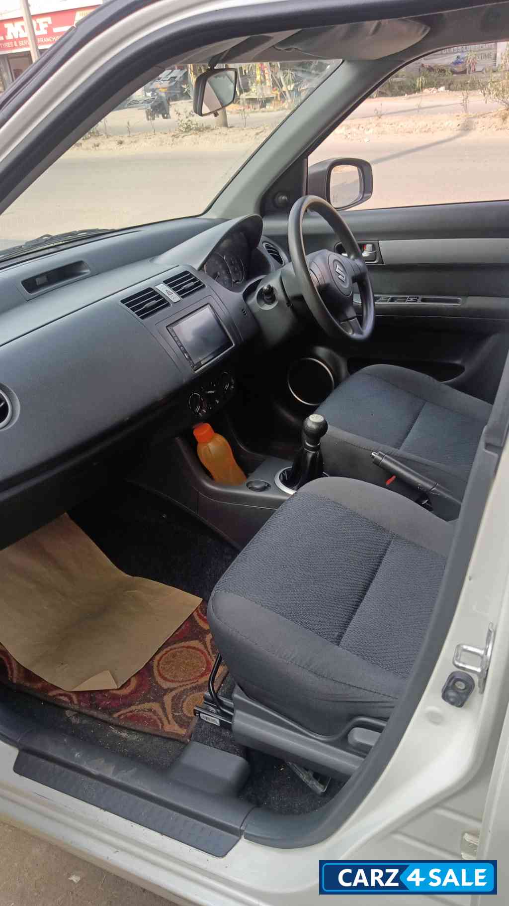 White Maruti Suzuki Swift Vxi