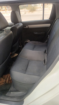 White Maruti Suzuki Swift Vxi