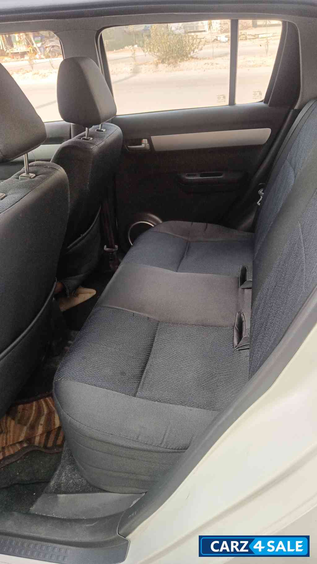 White Maruti Suzuki Swift Vxi