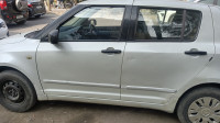 White Maruti Suzuki Swift Vxi