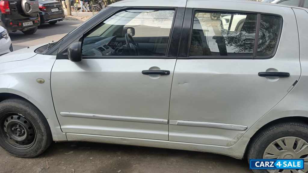 White Maruti Suzuki Swift Vxi