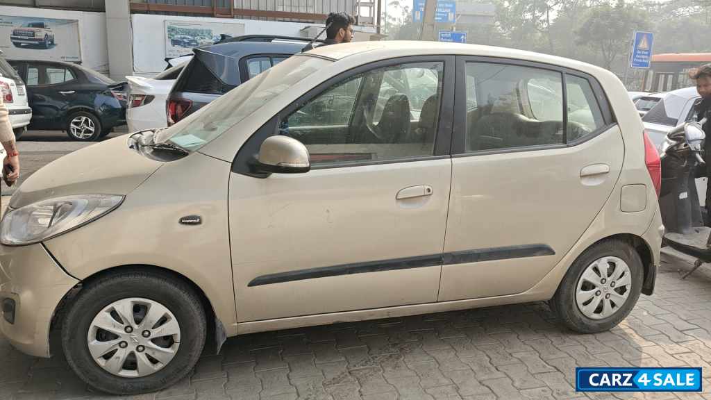 Beige Hyundai i10 Magna