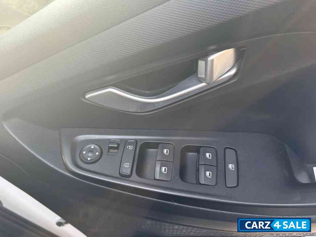 White Dual Tone Hyundai Creta Knight S Plus Petrol 1.5