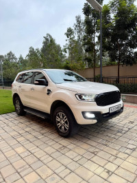 White Ford Endeavour Titanium 3.2 4x4