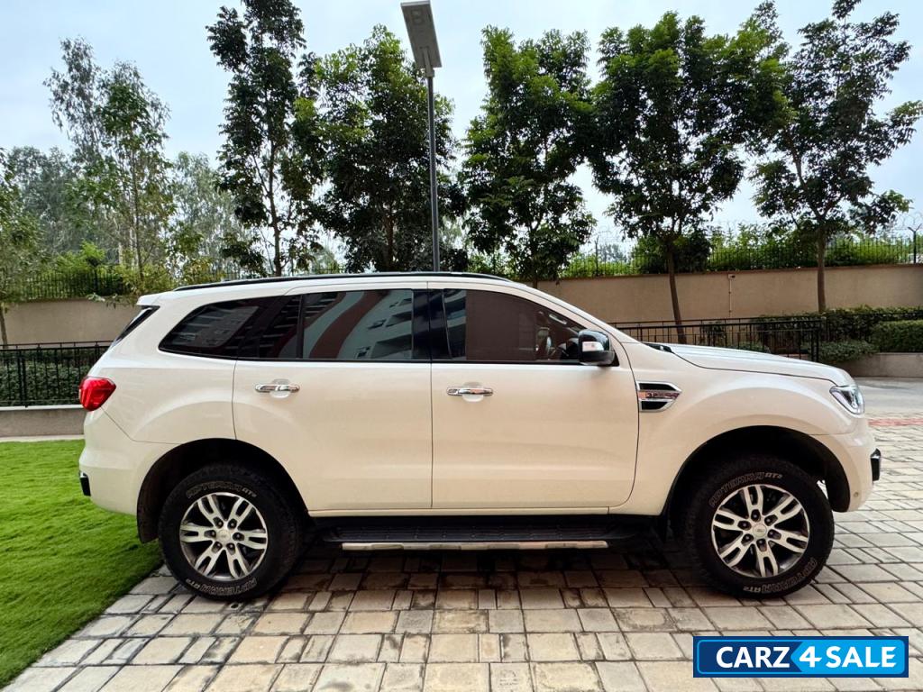 White Ford Endeavour Titanium 3.2 4x4