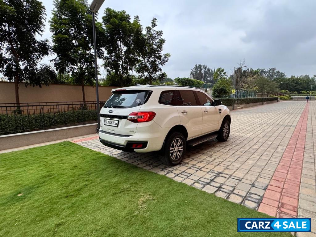 White Ford Endeavour Titanium 3.2 4x4