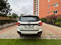 White Ford Endeavour Titanium 3.2 4x4