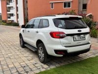 White Ford Endeavour Titanium 3.2 4x4