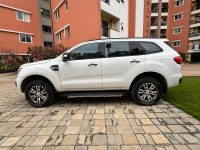 White Ford Endeavour Titanium 3.2 4x4