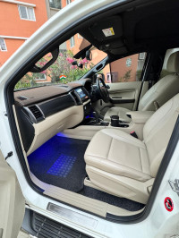 White Ford Endeavour Titanium 3.2 4x4