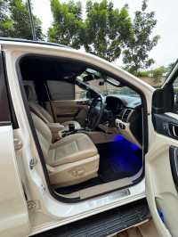 White Ford Endeavour Titanium 3.2 4x4