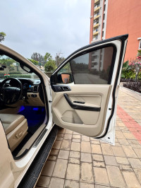 White Ford Endeavour Titanium 3.2 4x4